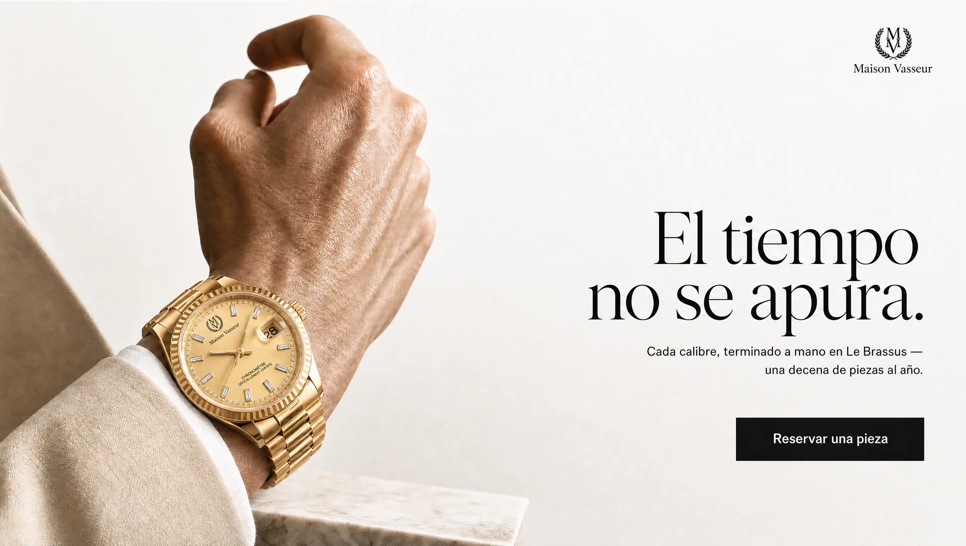 Maison Vasseur, relojería: reloj de oro en la muñeca, apoyado sobre mármol.
