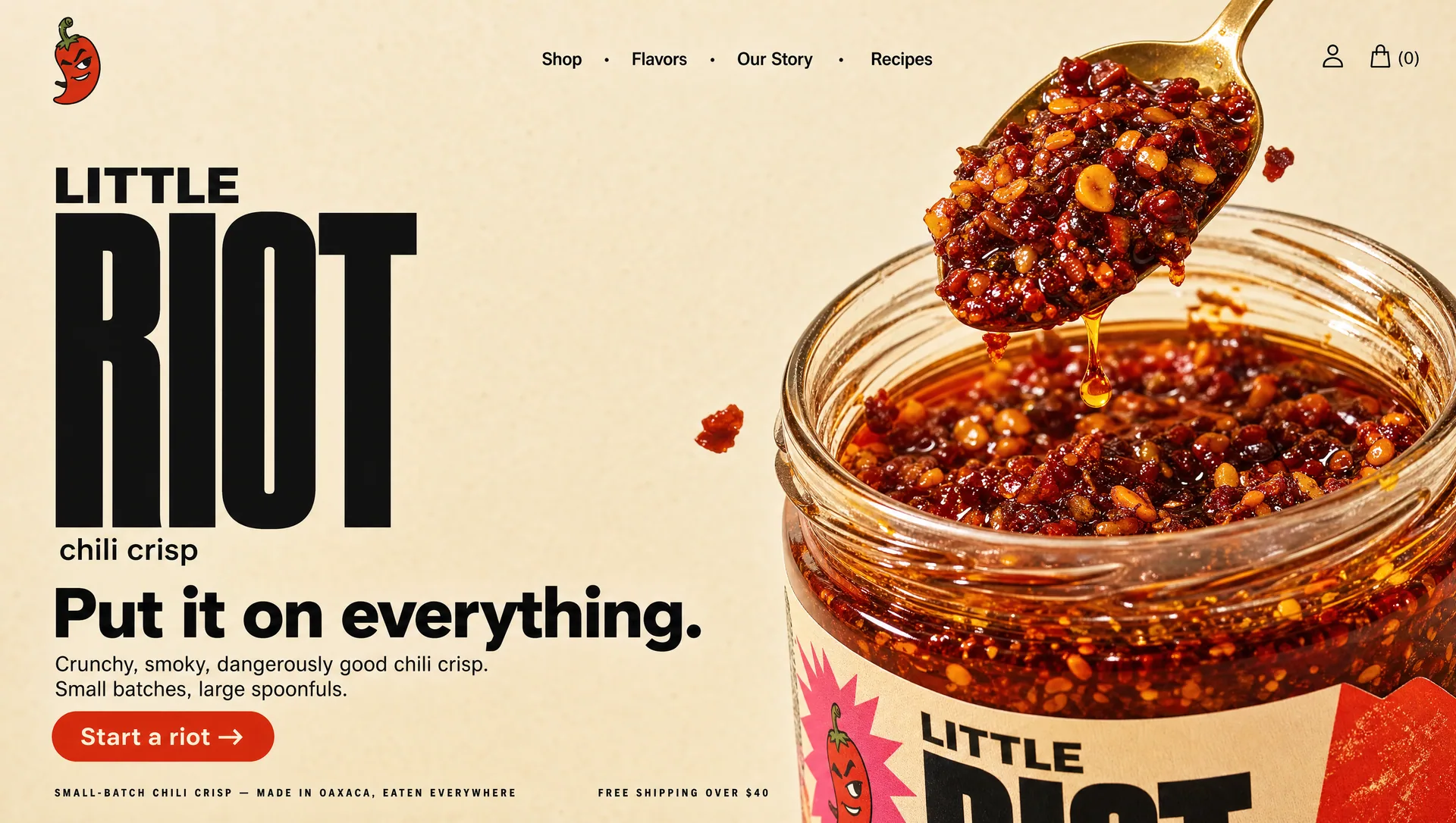 Little Riot, chili crisp: cuchara levantando salsa de un frasco sobre fondo crema.