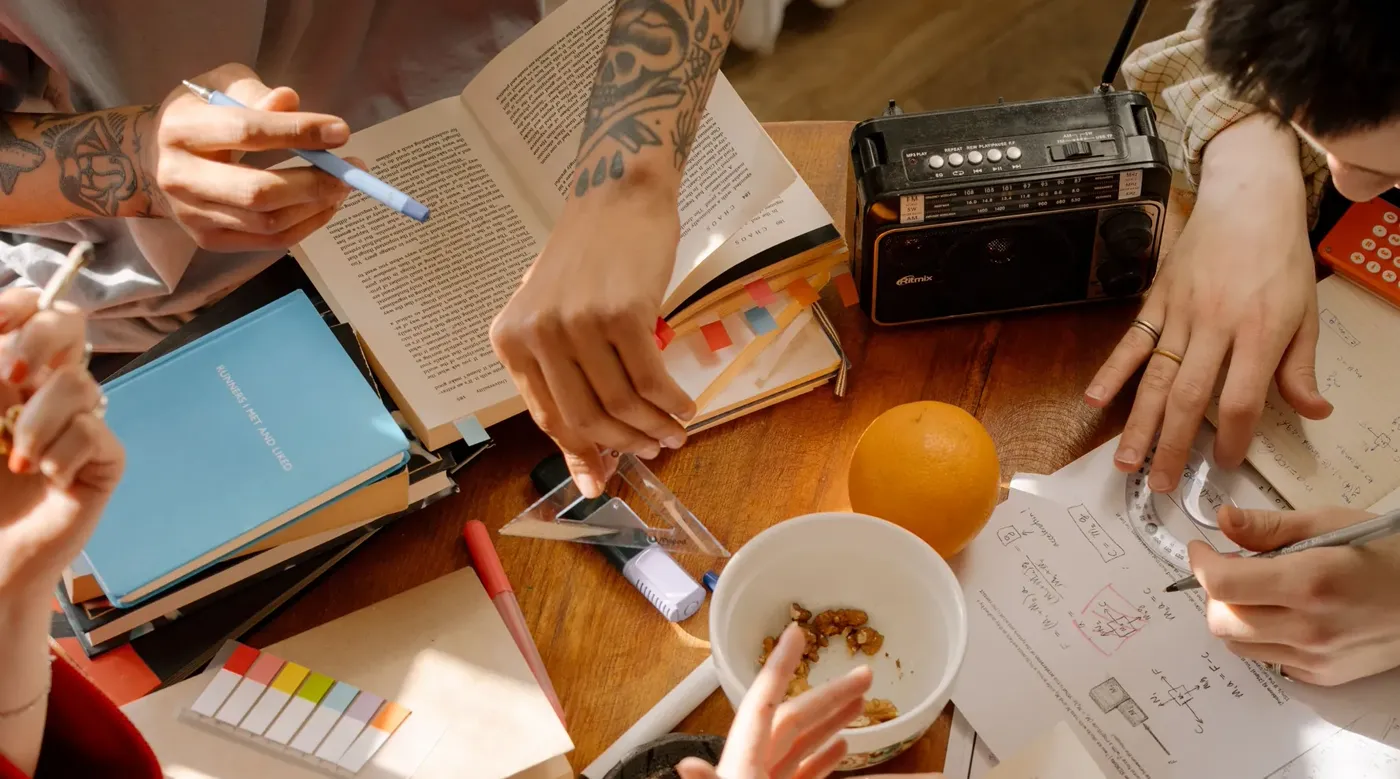 Mesa de trabajo con anotaciones, planillas y una notebook durante una reunión de análisis de resultados